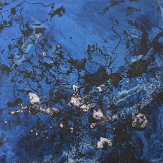 Exposition de Odile Cariteau nommée " Le jardin paradis" à l'espace des Augustins Oeuvre abstraite avec plusieurs teintes de bleu nuit et de noir