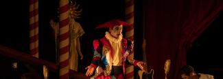 Spectacle "Fantasio" à l'espace des Augustins Fantasio sur scène qui regarde le public les mains ouvertes