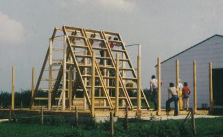 Projection du film "La vie en kit" à l'espace des Augustins Plusieurs personnes réalisant le montage d'un bâtiment avec des poutres en bois