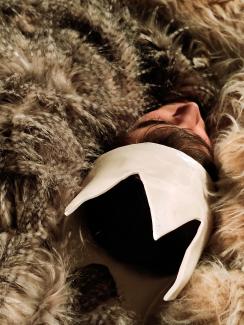 Spectacle musical " Royaume !" réservé aux groupes scolaires à l'espace des Augustins Une tête allongée dans un manteau en fourrure d'animaux portant une couronne