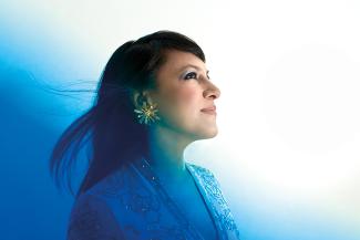 Spectacle musical réalisé par la musicienne Shani Diluka à l'espace des Augustins Une femme regardant au loin dont l'image est divisée en deux couleurs bleue et blanche