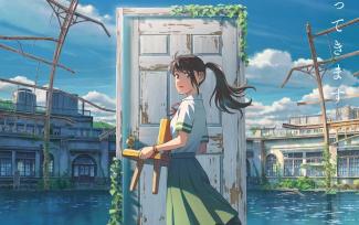 Projection du film "Suzume" pour les groupes scolaires à l'espace des Augustins Un dessin type manga qui représente une jeune fille de profil tenant une chaise dans ses mains