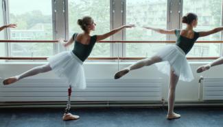 Projection du film "We have a dream" à l'espace des Augustins  Deux jeunes filles danseuses classiques qui s'entrainent dont la première qui possède une prothèse de jambe