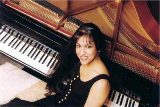 Shani Diluka Shani Diluka devant son piano
