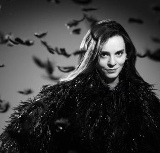 Femme brune sur une photo en noir et blanc