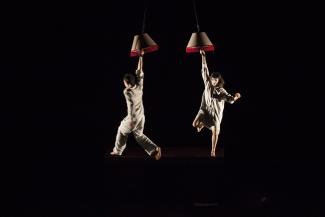 Au bonheur des vivants Deux personnages suspendus à des lampadaires
