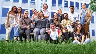 Une classe de terminale pose dans l'herbe