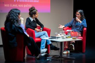 Lettres d'automne Conférencières qui parlent sur scène