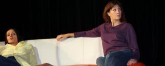 Poussez-vous les mecs ! Femmes assises sur un canapé